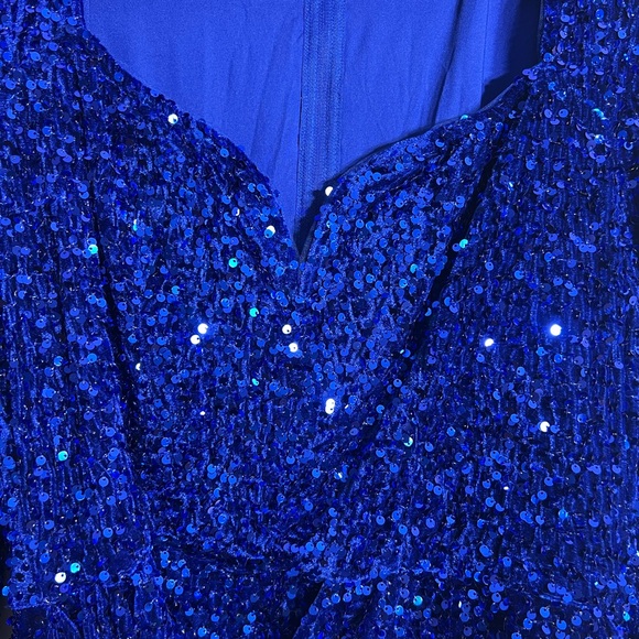 Elegant Blue Sequin Gown - Picture 3 of 4